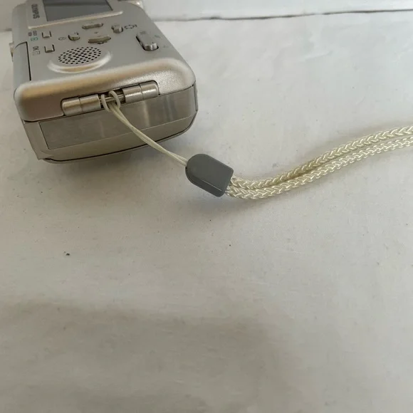 Olympus 4.0 Megapixel Silver and Gold Camera - Picture 4 of 9